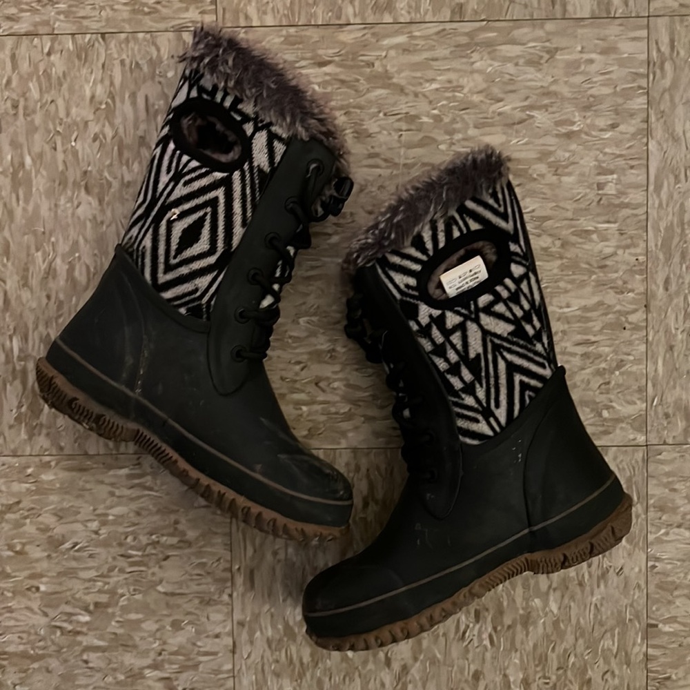 Bogs• K Arcata Geo Black & White Winter/Snow Boots Size 4